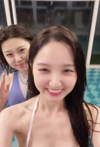 1. Irresistible Yu Baek-hap Shows Cleavage in Bikini Top