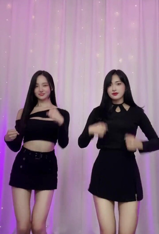 Sexy Yu Baek-hap Shows Cleavage in Black Crop Top