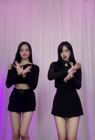 3. Sexy Yu Baek-hap Shows Cleavage in Black Crop Top