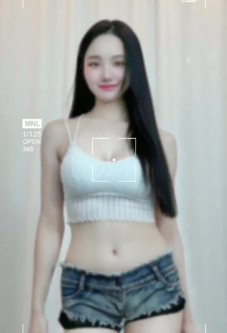 1. Amazing Yu Baek-hap Shows Cleavage in Hot White Crop Top