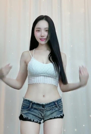 3. Amazing Yu Baek-hap Shows Cleavage in Hot White Crop Top