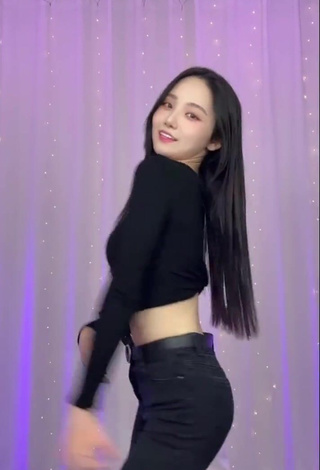 Sweetie Yu Baek-hap Shows Cleavage in Black Crop Top