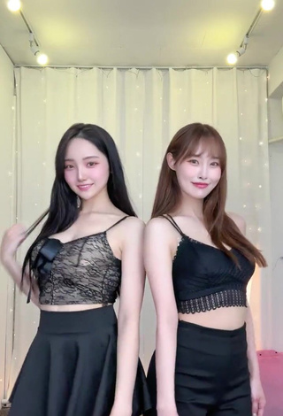 1. Irresistible Yu Baek-hap Shows Cleavage in Black Crop Top