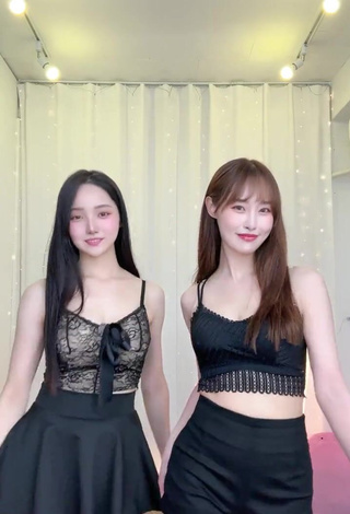 Irresistible Yu Baek-hap Shows Cleavage in Black Crop Top