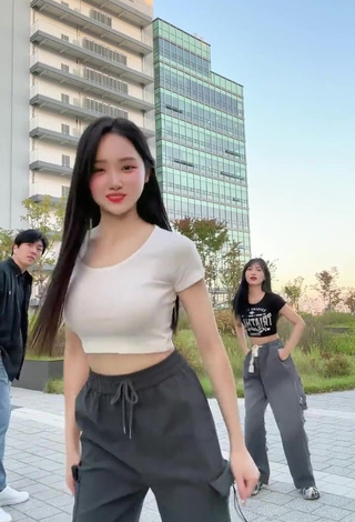 Erotic Yu Baek-hap Shows Cleavage in White Crop Top