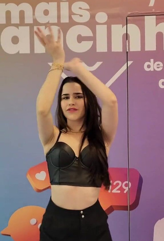 Erotic Letícia Pedro Shows Cleavage in Black Crop Top