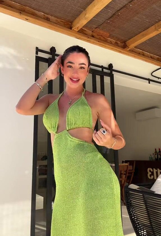 2. Hottest Lola Moreno Marco Shows Cleavage in Light Green Dress (Side Boob)