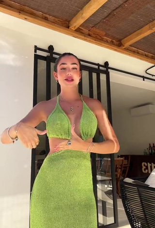 3. Hottest Lola Moreno Marco Shows Cleavage in Light Green Dress (Side Boob)