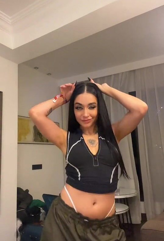 Seductive Maria Becerra Shows Cleavage in Crop Top while Twerking