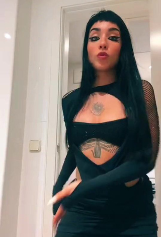 Irresistible Maria Becerra Shows Cleavage in Black Dress while Twerking