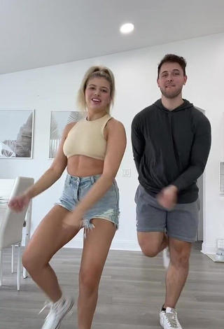 Erotic Mariah and Bill in Crop Top