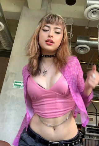 1. Magnificent Mariana Cantu Shows Cleavage in Pink Crop Top while Twerking