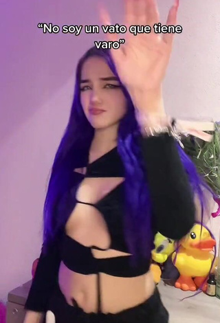 3. Mariana Ayala Looks Really Cute in Black Crop Top (Side Boob)