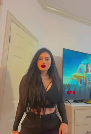 1. Gorgeous Marlene Santana Shows Cleavage in Alluring Black Crop Top (Side Boob)