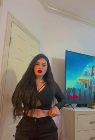 Gorgeous Marlene Santana Shows Cleavage in Alluring Black Crop Top (Side Boob)