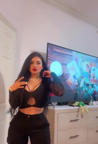 Breathtaking Marlene Santana Shows Cleavage in Black Crop Top (Side Boob)