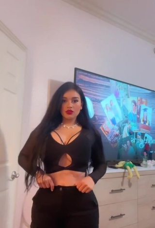 3. Breathtaking Marlene Santana Shows Cleavage in Black Crop Top (Side Boob)