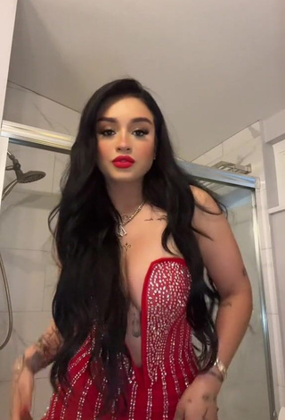 3. Marlene Santana Shows her Sweet Cleavage (Side Boob)