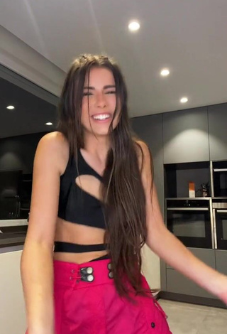 3. Gorgeous Mar Lucas Vilar Shows Cleavage in Alluring Black Crop Top while Twerking