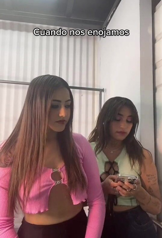 3. Pretty melipandda Shows Cleavage in Pink Crop Top (Side Boob)