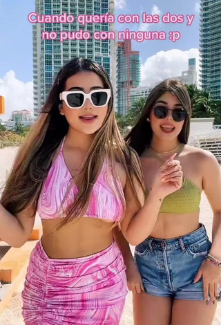 Irresistible melipandda Shows Cleavage in Bikini Top (Underboob)