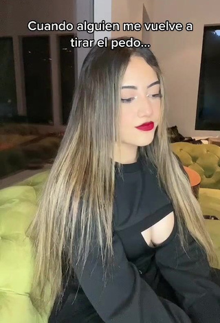 1. Hot melipandda Shows Cleavage in Black Top (Side Boob)