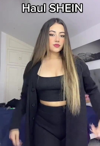 1. Sweet melipandda Shows Cleavage in Cute Crop Top