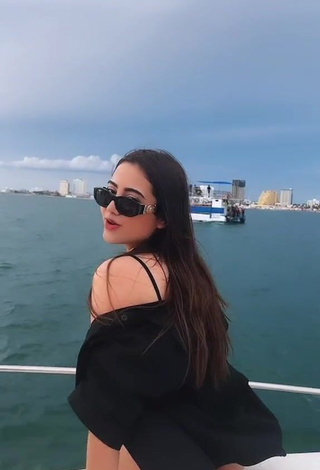 Erotic melipandda Shows Butt on a Boat