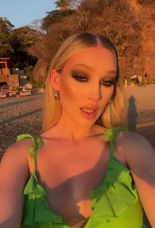 3. Irresistible Meredith Duxbury Shows Cleavage in Green Top (Side Boob)