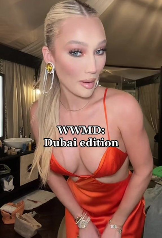 1. Sweet Meredith Duxbury Shows Cleavage in Cute Orange Dress (Side Boob)