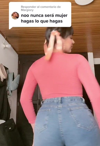 1. Captivating Mirandah Shows Butt while Twerking