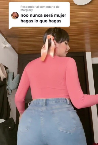 Captivating Mirandah Shows Butt while Twerking