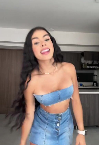 1. Captivating priv_mav Shows Cleavage in Tube Top