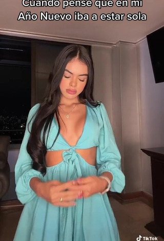 Erotic priv_mav Shows Cleavage in Turquoise Dress (Side Boob)