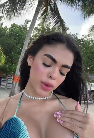 Sexy priv_mav Shows Cleavage in Bikini Top (Side Boob)