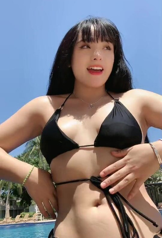 Irresistible roslynkp Shows Cleavage in Black Bikini (Side Boob)