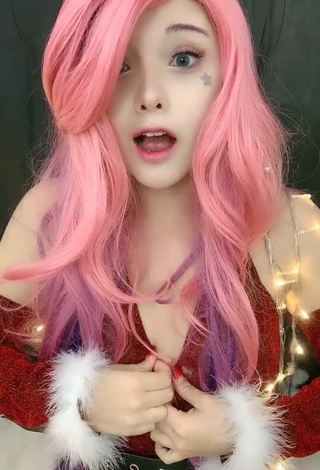 1. Erotic roslynkp without Bra (Side Boob)