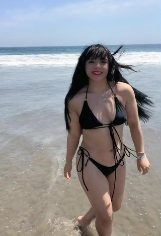 1. Erotic roslynkp Shows Cleavage in Black Bikini at the Beach (Side Boob)