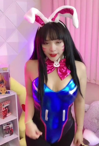 1. Erotic roslynkp Shows Cleavage in Bodysuit