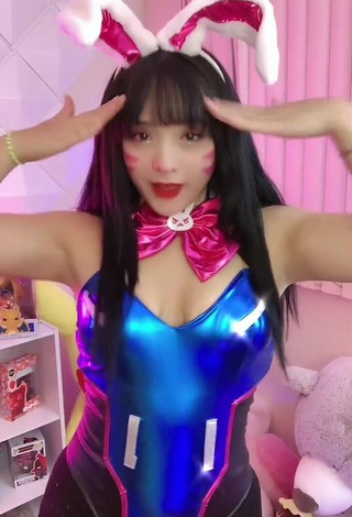 Erotic roslynkp Shows Cleavage in Bodysuit