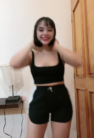 Hot roslynkp Shows Cleavage in Black Crop Top