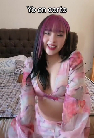 Irresistible roslynkp Shows Cleavage in Crop Top (Side Boob)