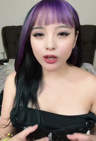 Captivating roslynkp Shows Cleavage