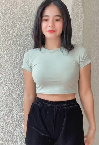 3. Angguncantik Looks Pretty in Crop Top