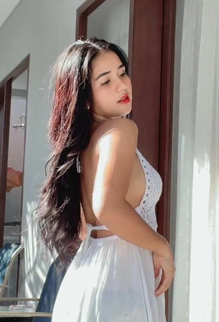 1. Irresistible Angguncantik Shows Cleavage in White Dress while Twerking (Side Boob)