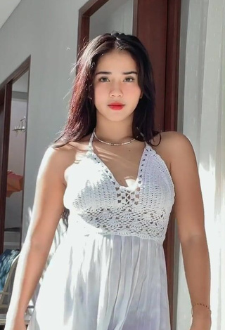 Irresistible Angguncantik Shows Cleavage in White Dress while Twerking (Side Boob)