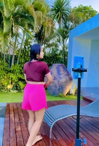 Angguncantik Looks Sweet in Crop Top at the Pool while Twerking