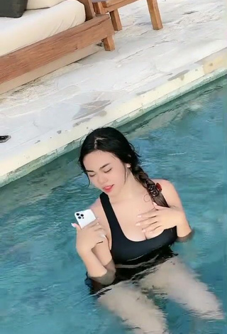 Irresistible Angguncantik Shows Cleavage in Black Swimsuit at the Pool