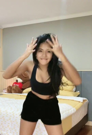 Angguncantik Looks Cute in Black Crop Top