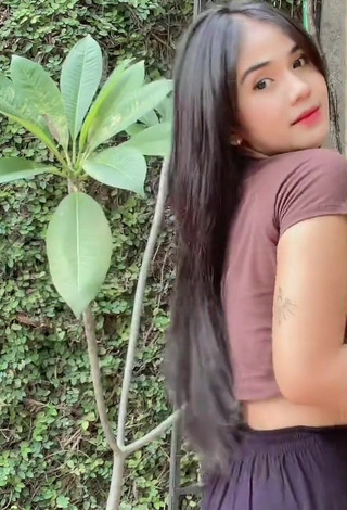 Angguncantik in Inviting Crop Top